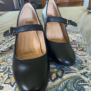 Worn only  3x. Comfy, pristine, all leather, and the heels are unscarred.